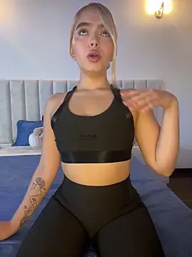 Mia Roswell online show from December 17, 2025, 3:00 am