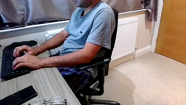 Snapshot of rogamuffin chatting on February 8, 2026, 12:08 am rogamuffin online show from February 8, 2026, 12:08 am