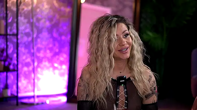 AlmaVelia online show from November 26, 2025, 6:41 pm