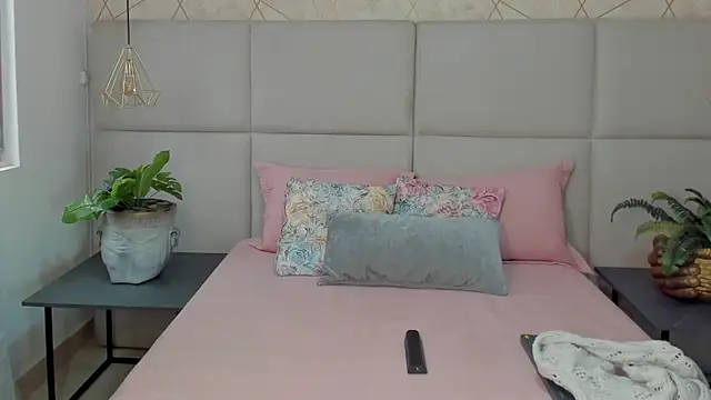 SamayRyann online show from April 15, 2026, 1:37 pm