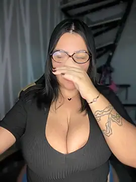 victoria amatista  online show from November 1, 2025, 1:01 am