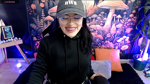 Snapshot of LunaBunny8 chatting on November 6, 2025, 3:16 pm LunaBunny8 online show from November 6, 2025, 3:16 pm