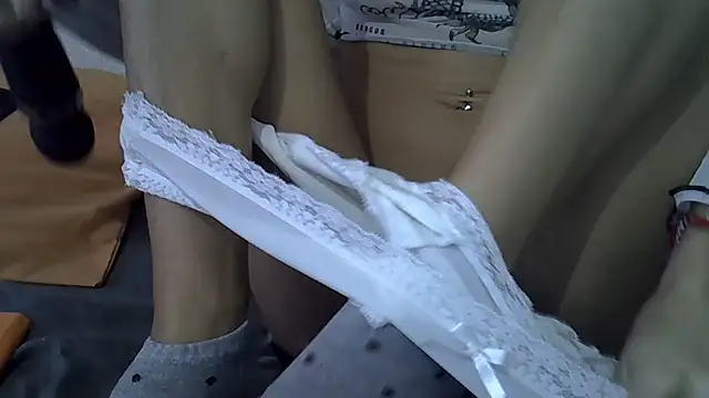 AnaLuxJulia online show from November 4, 2025, 9:02 am