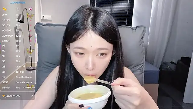 NiNi-baby520 online show from October 8, 2025, 7:32 am