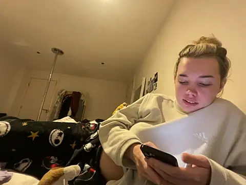 violetcutie online show from October 9, 2025, 6:14 am