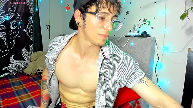 Snapshot of puepleholly chatting on February 12, 2026, 11:04 pm puepleholly online show from February 12, 2026, 11:04 pm