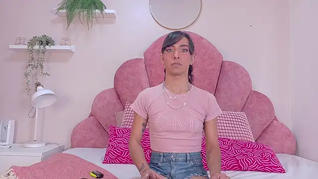 TiffValentinee  online show from November 12, 2025, 8:01 pm