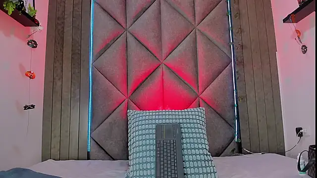 TiffValentinee  online show from October 27, 2025, 7:26 pm