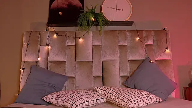 TiffValentinee  online show from October 13, 2025, 3:19 am