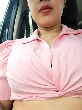 CrisMarulanda online show from October 14, 2025, 2:50 pm