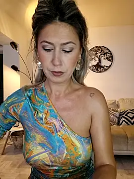 CelynaRoss online show from September 30, 2025, 8:42 am