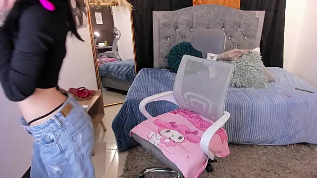 Snapshot of CamiCute_ chatting on October 16, 2025, 8:17 pm CamiCute online show from October 16, 2025, 8:17 pm