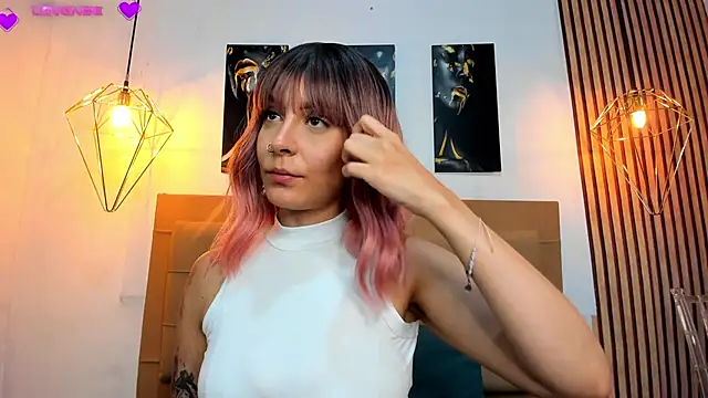 alesziarose online show from September 17, 2025, 8:11 pm