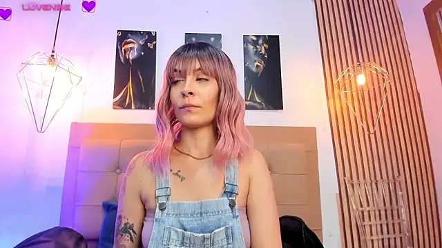 alesziarose online show from September 14, 2025, 7:14 pm