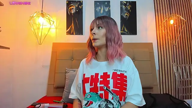 alesziarose online show from November 5, 2025, 7:28 pm