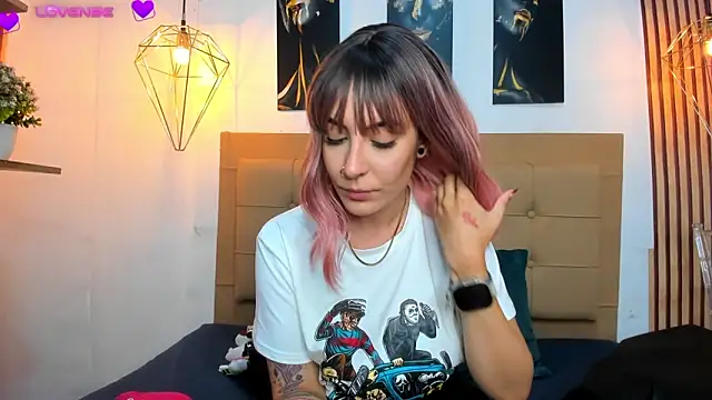 alesziarose online show from September 13, 2025, 7:36 pm