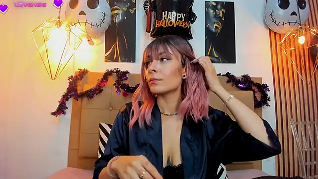 alesziarose online show from October 15, 2025, 7:22 pm