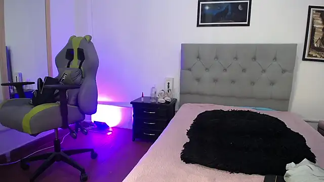 Esmeraldaa- online show from November 1, 2025, 11:31 pm