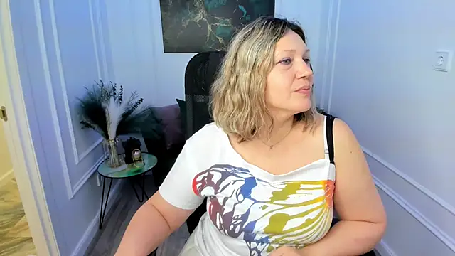 Snapshot of NinaStarle chatting on May 17, 2026, 4:34 am NinaStarle online show from May 17, 2026, 4:34 am