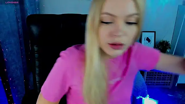 Snapshot of KatherineePierce chatting on October 22, 2025, 3:33 pm KatherineePierce online show from October 22, 2025, 3:33 pm