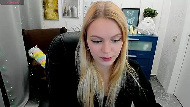 Snapshot of KatherineePierce chatting on October 20, 2025, 5:35 pm KatherineePierce online show from October 20, 2025, 5:35 pm