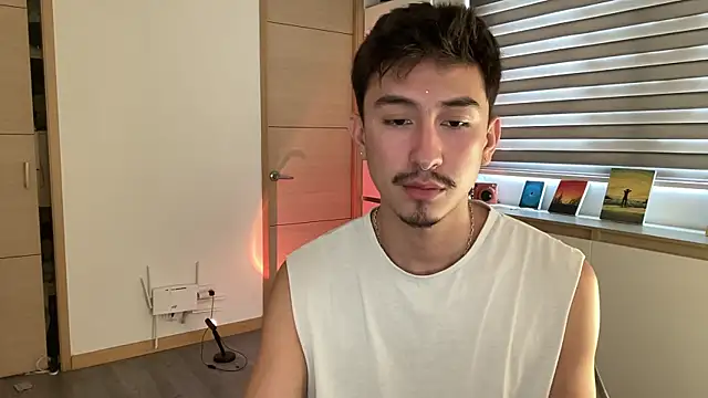 sweettaaron01 online show from December 19, 2025, 6:21 pm