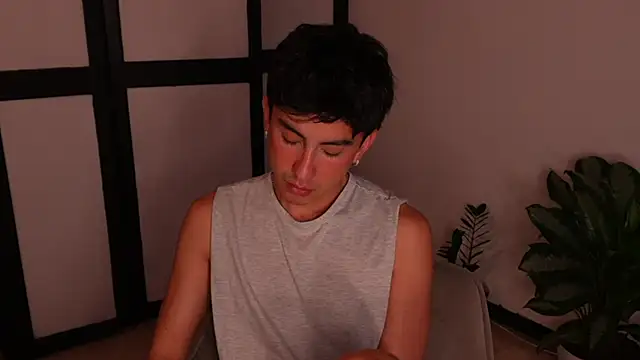 sweettaaron01 online show from June 19, 2026, 11:20 pm