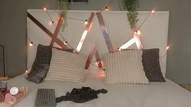 JenaCooper  online show from April 14, 2026, 3:00 am