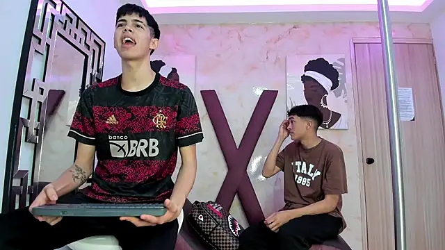 Snapshot of TWINKS_FRIENDS chatting on February 2, 2026, 1:21 pm TWINKS FRIENDS online show from February 2, 2026, 1:21 pm