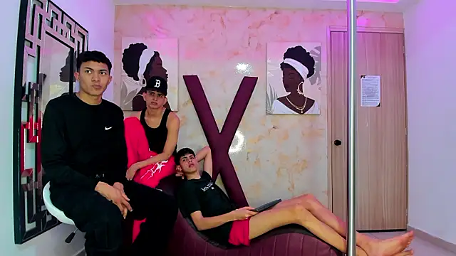 Snapshot of TWINKS_FRIENDS chatting on February 5, 2026, 1:29 pm TWINKS FRIENDS online show from February 5, 2026, 1:29 pm