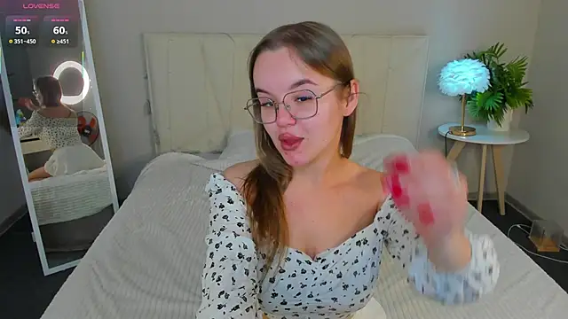 RadiantFairy online show from September 27, 2025, 2:28 am