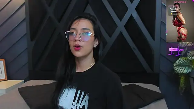 zoe martins  online show from October 18, 2025, 6:10 pm