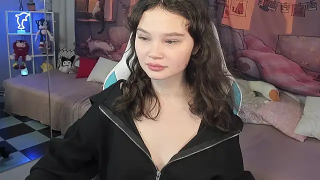 EmilyChaves online show from November 25, 2025, 6:08 pm