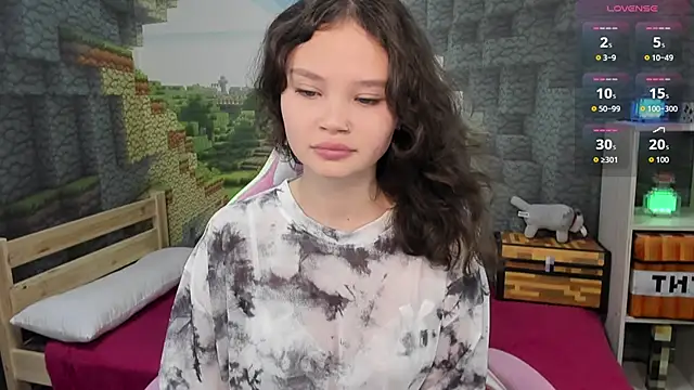 EmilyChaves online show from October 14, 2025, 5:57 pm