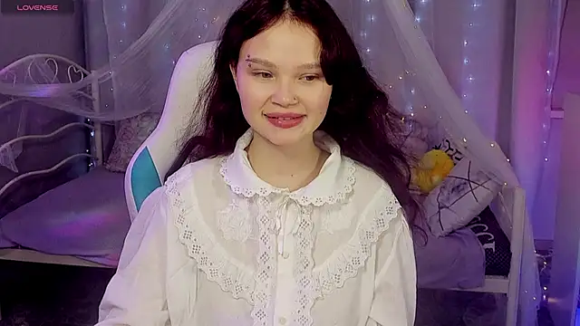 EmilyChaves online show from May 6, 2026, 9:13 am