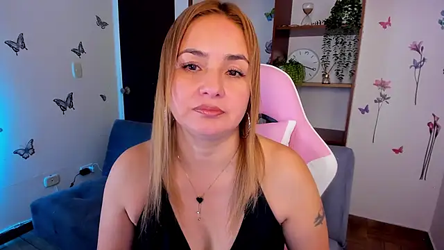 luciamature  online show from September 22, 2025, 6:14 pm