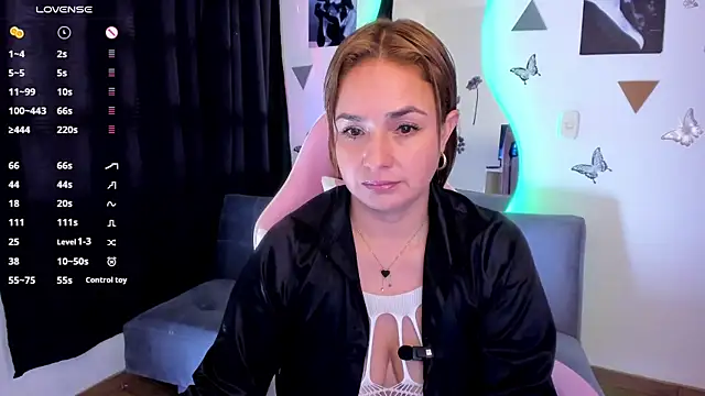 luciamature  online show from October 9, 2025, 7:58 pm