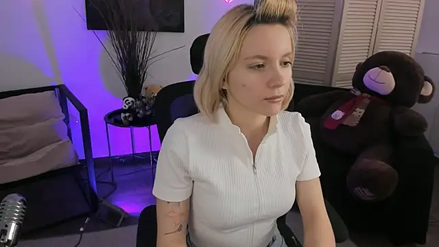 AuroraWrenfield online show from February 2, 2026, 7:29 am