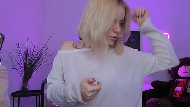 AuroraWrenfield online show from April 1, 2026, 1:30 am