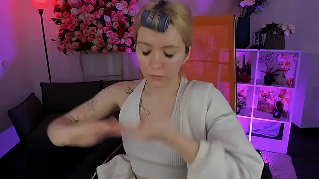 AuroraWrenfield online show from March 18, 2026, 1:31 am