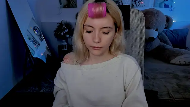 AuroraWrenfield online show from April 10, 2026, 4:19 am