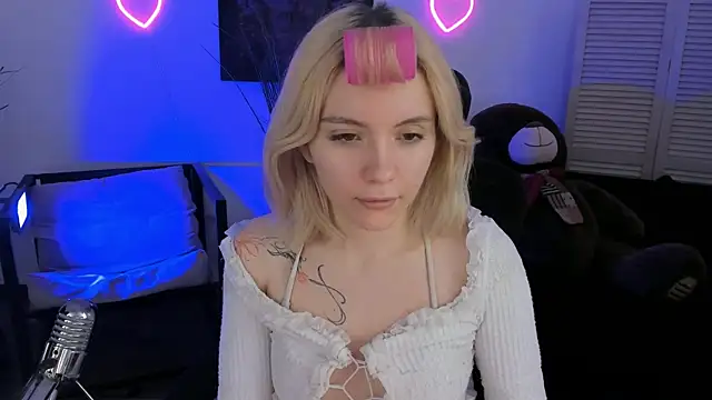 AuroraWrenfield online show from April 2, 2026, 4:30 am