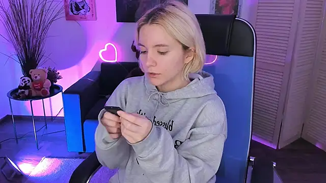 AuroraWrenfield online show from December 1, 2025, 4:13 am