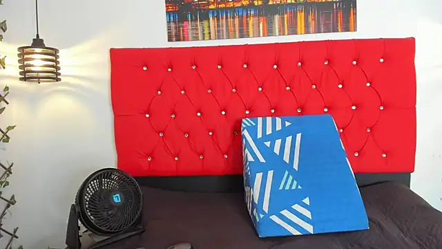 carolinacrus01 online show from October 18, 2025, 4:53 pm