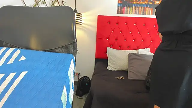 carolinacrus01 online show from September 28, 2025, 4:47 pm