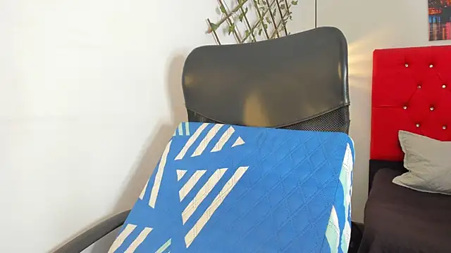 carolinacrus01 online show from October 16, 2025, 2:36 pm