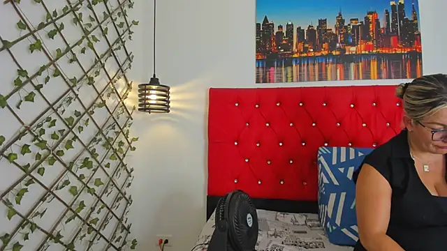 carolinacrus01 online show from October 31, 2025, 2:57 pm