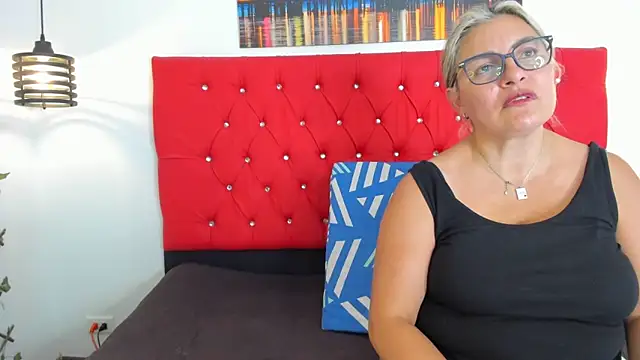 carolinacrus01 online show from October 17, 2025, 6:32 pm