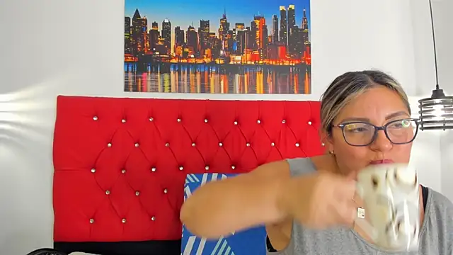 Snapshot of carolinacrus01 chatting on December 17, 2025, 4:12 pm carolinacrus01 online show from December 17, 2025, 4:12 pm