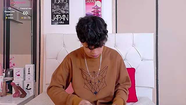 Axel  Evans online show from November 10, 2025, 12:21 pm